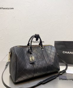 Túi đựng đồ du lịch Chanel da bò màu đen nhám dây da đen